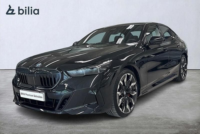 Svart Begagnad 2026 BMW 550e Comfort Edition Sedan | 899 900 kr - Bild 1/4