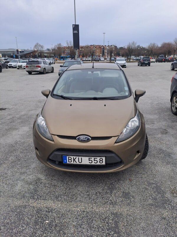 Brun Begagnad 2013 Ford Fiesta Trend Halvkombi | 31 000 kr - Bild 1/4