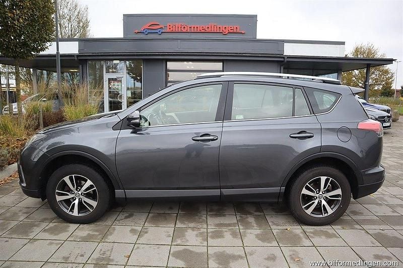 Grå Begagnad 2015 Toyota RAV4 SUV | 174 900 kr (Bra pris) - Bild 1/4