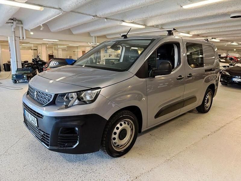 Grå (gråmetallic) Begagnad 2021 Peugeot Partner Van | 229 900 kr - Bild 1/4