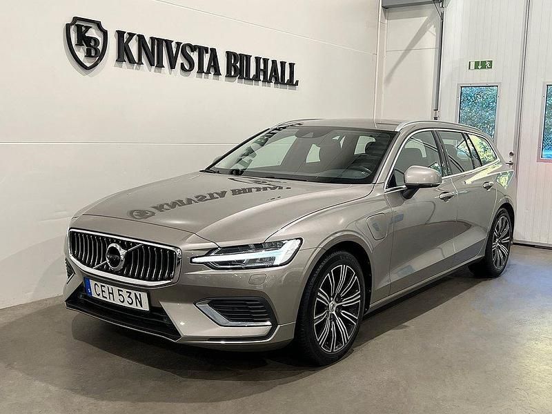 Grå Begagnad 2021 Volvo V60 Inscription Kombi | 309 400 kr (Marknadspris) - Bild 1/4