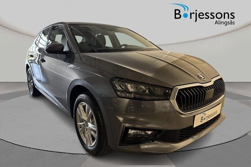 Grå Ny 2025 Skoda Fabia Selection Halvkombi | 266 300 kr (Marknadspris) - Bild 1/4