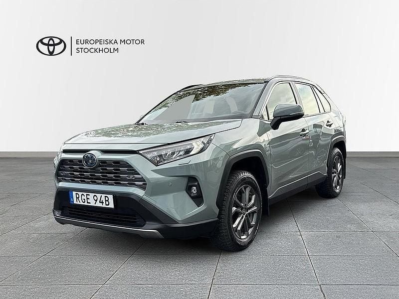 Grön (urban khaki) Begagnad 2024 Toyota RAV4 Hybrid Active SUV | 369 900 kr (Marknadspris) - Bild 1/4