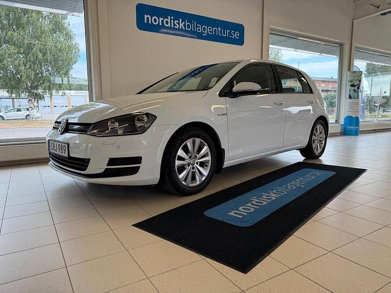 Vit (pure white) Begagnad 2015 VW Golf VII Halvkombi | 119 900 kr (Marknadspris) - Bild 1/4