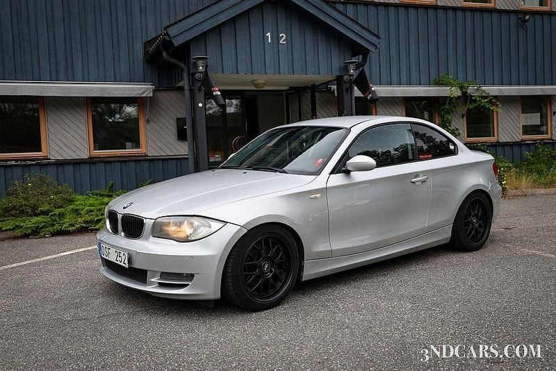 Ljusgrå Begagnad 2008 BMW 120 Advantage Halvkombi | 99 900 kr (Dyr) - Bild 1/4