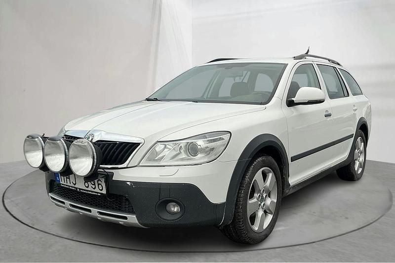 Vit Begagnad 2012 Skoda Octavia Scout Kombi | 59 000 kr (Marknadspris) - Bild 1/4