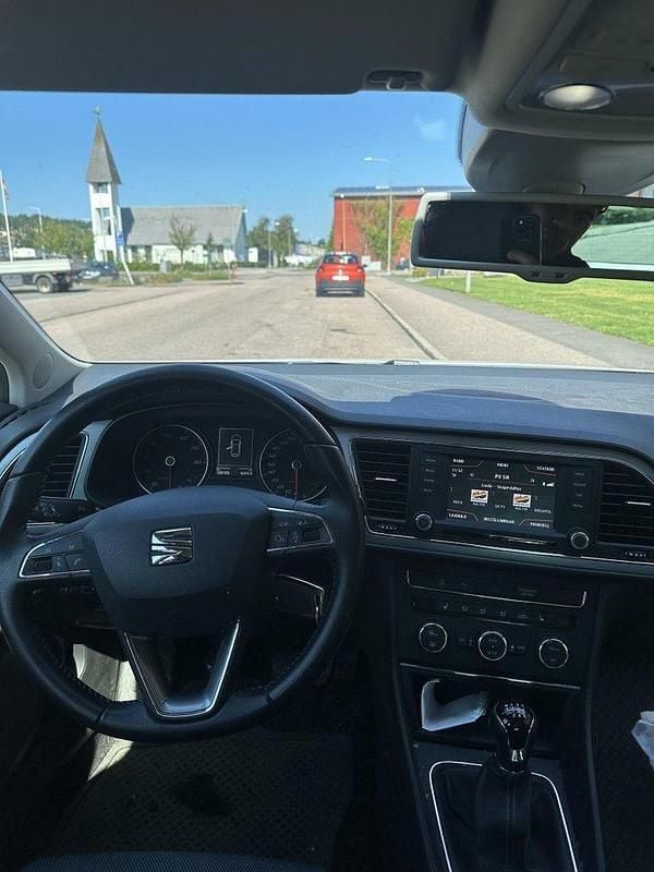Vit Begagnad 2015 Seat Leon Style Halvkombi | 105 000 kr (Marknadspris) - Bild 1/4
