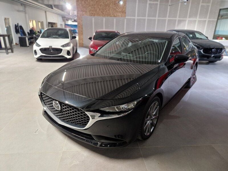 Svart Begagnad 2024 Mazda 3 Sedan | 328 900 kr (Lite dyr) - Bild 1/4
