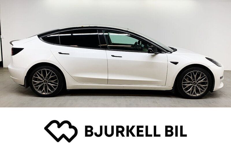 Vit Begagnad 2021 Tesla Model 3 Long Range Sedan | 254 000 kr (Marknadspris) - Bild 1/4
