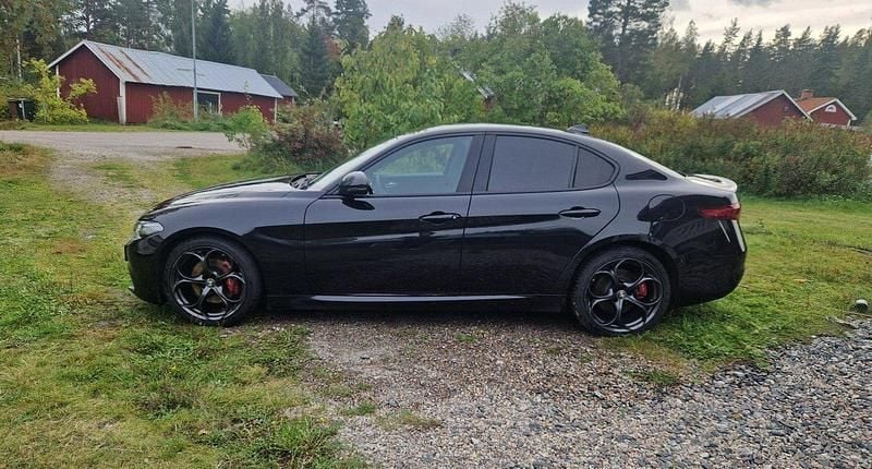 Begagnad Alfa Romeo Giulia Tech Edition 200 HK (147 kW) 2019 Svart Sedan