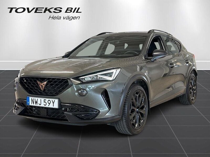 Mörkgrå (cliff grey metallic) Begagnad 2023 Cupra Formentor VZ SUV | 374 900 kr (Lite dyr) - Bild 1/4
