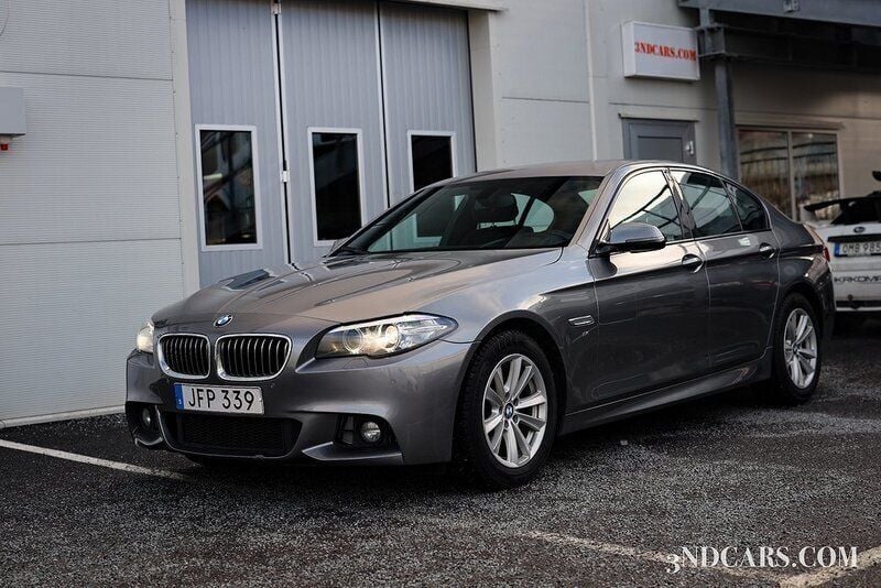 Grå Begagnad 2016 BMW 520 M Sport Sedan | 199 900 kr (Marknadspris) - Bild 1/4