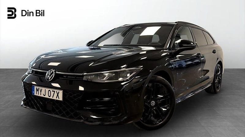 Grenadilla black metallic Begagnad 2025 VW Passat R-line Kombi | 494 900 kr - Bild 1/4