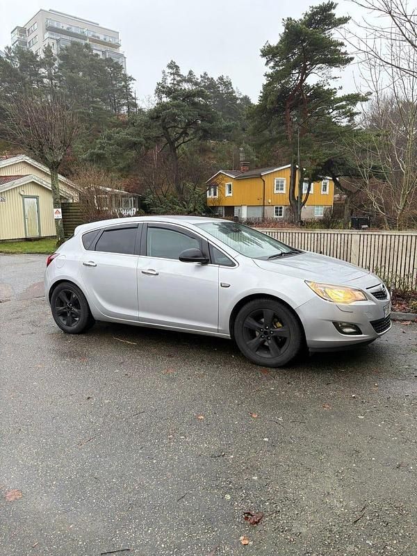 Begagnad Opel Astra 140 HK (102 kW) 2010 Halvkombi