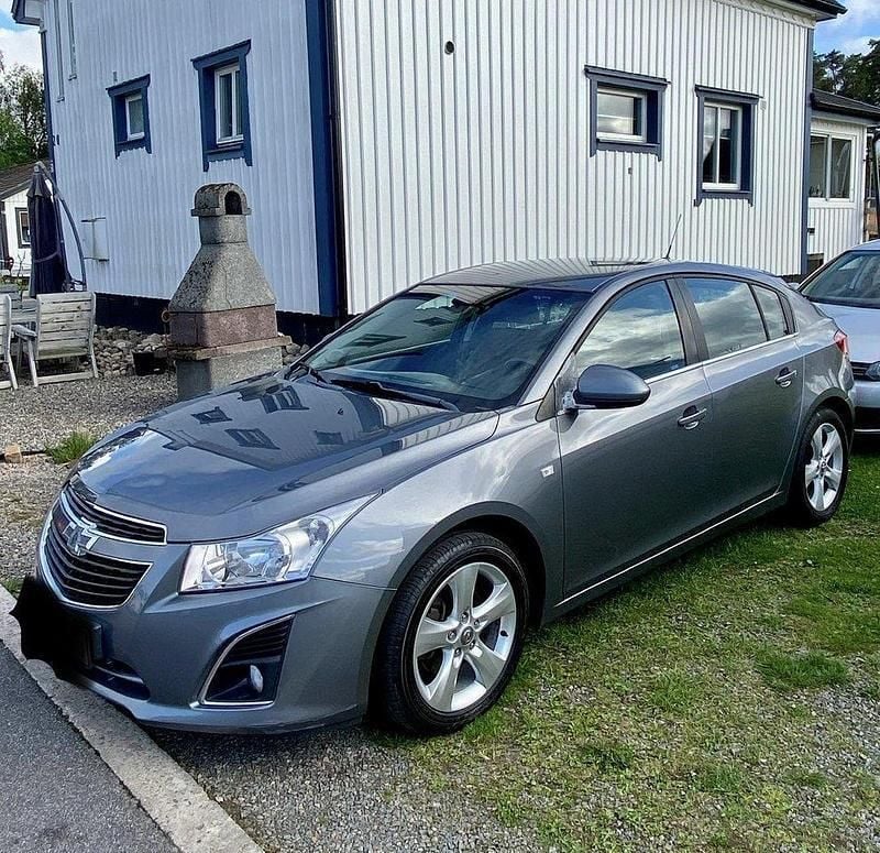 Grå Begagnad 2013 Chevrolet Cruze Halvkombi | 55 000 kr (Marknadspris) - Bild 1/4