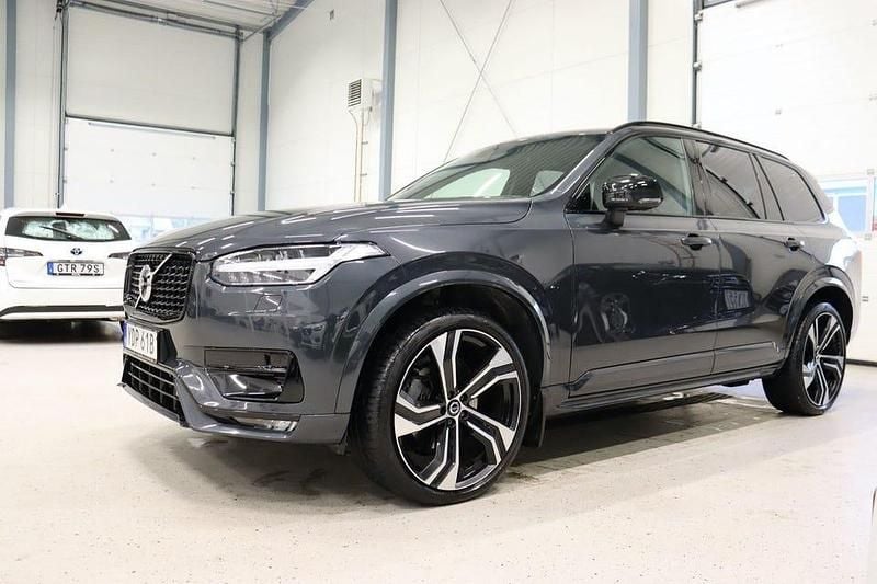 Grå Begagnad 2022 Volvo XC90 R-Design SUV | 649 900 kr (Marknadspris) - Bild 1/4