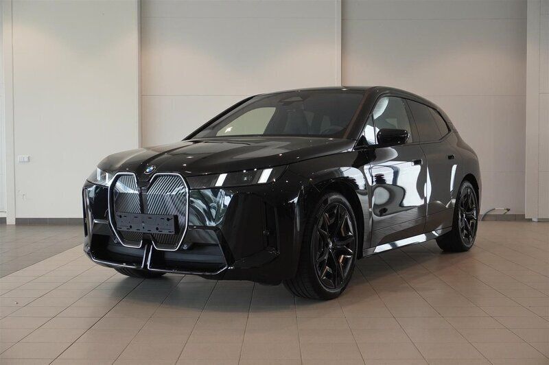 Svart (safirsvart metallic) Ny 2025 BMW iX Efficient Dynamics SUV | 973 200 kr (Bra pris) - Bild 1/4