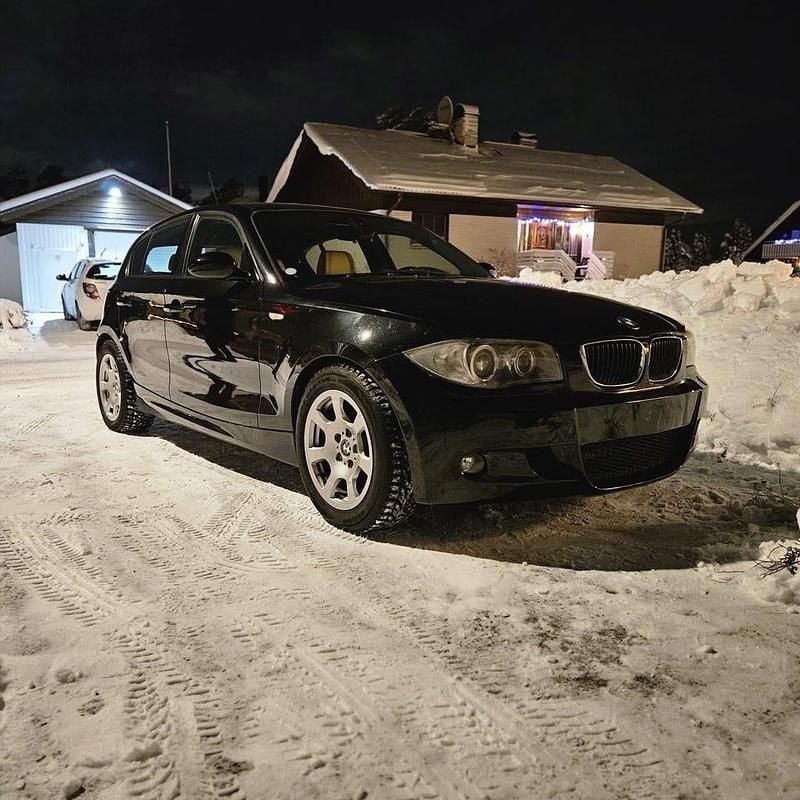 Svart metalic Begagnad 2007 BMW 120 Halvkombi | 52 000 kr (Bra pris) - Bild 1/4