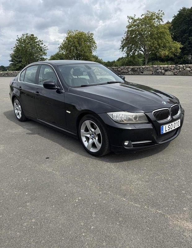 Svart Begagnad 2011 BMW 320 Comfort Edition Sedan | 84 900 kr (Marknadspris) - Bild 1/4