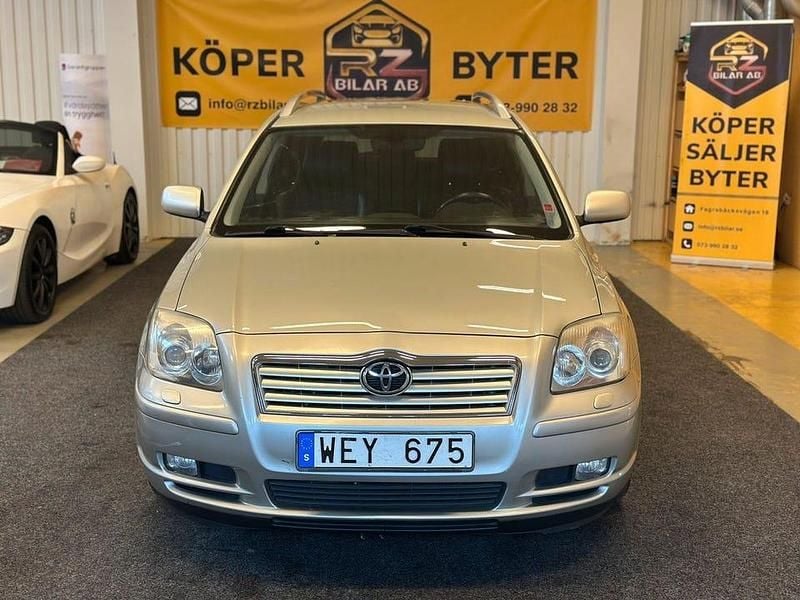 Silver Begagnad 2004 Toyota Avensis Kombi | 34 900 kr (Lite dyr) - Bild 1/4