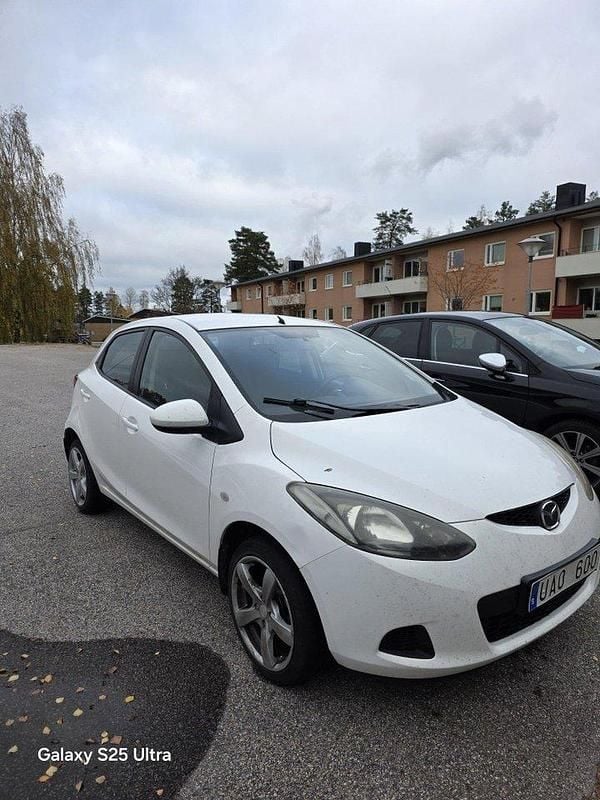 Vit Begagnad 2010 Mazda 2 Halvkombi | 35 000 kr (Marknadspris) - Bild 1/4