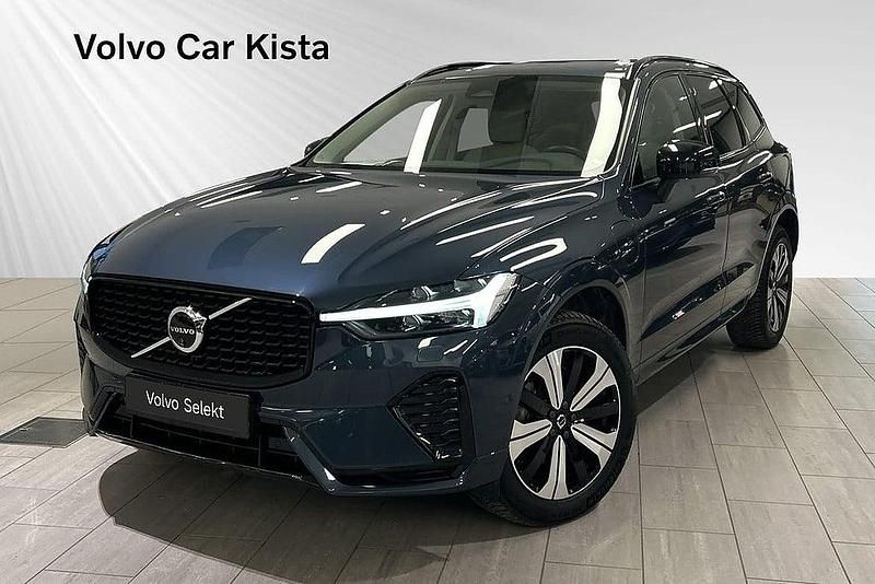 Mörkblå Begagnad 2023 Volvo XC60 Plus SUV | 499 900 kr (Marknadspris) - Bild 1/2