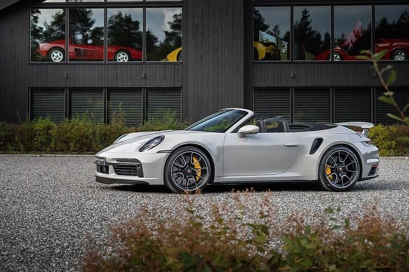 Begagnad Porsche 911 Turbo S Cabriolet 650 HK (478 kW) 2023 Ljusgrå Cab