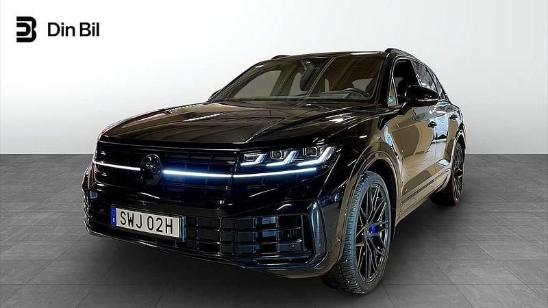 Svart Begagnad 2023 VW Touareg R SUV | 819 900 kr - Bild 1/4