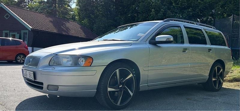 Grå Begagnad 2008 Volvo V70 Momentum Kombi | 34 000 kr (Lite dyr) - Bild 1/4