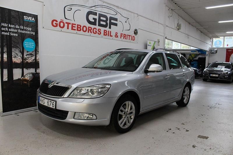 Silver Begagnad 2012 Skoda Octavia Elegance Kombi | 94 900 kr (Lite dyr) - Bild 1/3