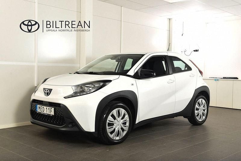 Vit Begagnad 2022 Toyota Aygo Play Halvkombi | 178 900 kr (Marknadspris) - Bild 1/4