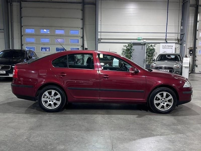 Begagnad Skoda Octavia 102 HK (75 kW) 2004 Mörkröd Halvkombi