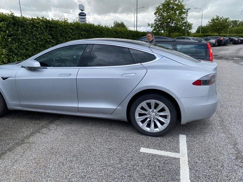 Grå Begagnad 2017 Tesla Model S Sedan | 215 000 kr (Superpris) - Bild 1/4