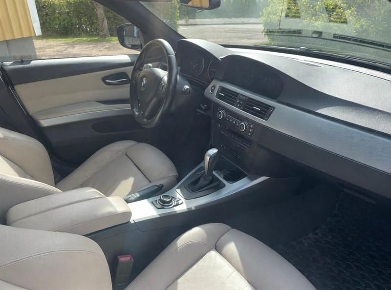 Begagnad BMW 330 245 HK (180 kW) 2009 Sapphire black Kombi