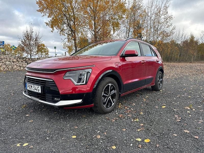 Röd Begagnad 2023 Kia Niro Advance SUV | 335 000 kr (Bra pris) - Bild 1/4