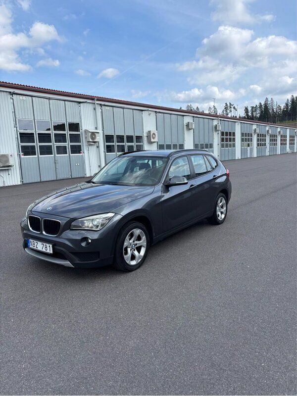 Grå Begagnad 2013 BMW X1 SUV | 115 000 kr (Bra pris) - Bild 1/4
