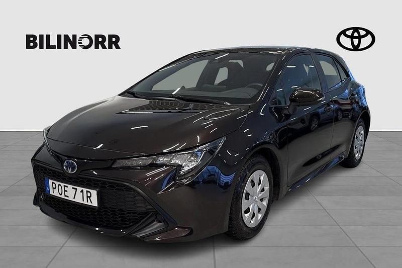Brun Begagnad 2022 Toyota Corolla Hybrid Life Halvkombi | 234 900 kr (Marknadspris) - Bild 1/4