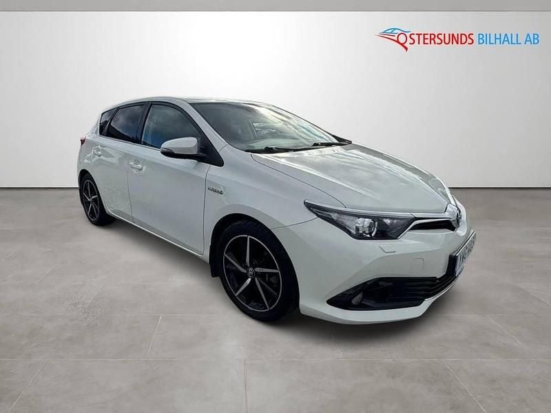 Vit Begagnad 2017 Toyota Auris Hybrid Edition Halvkombi | 139 900 kr (Marknadspris) - Bild 1/4