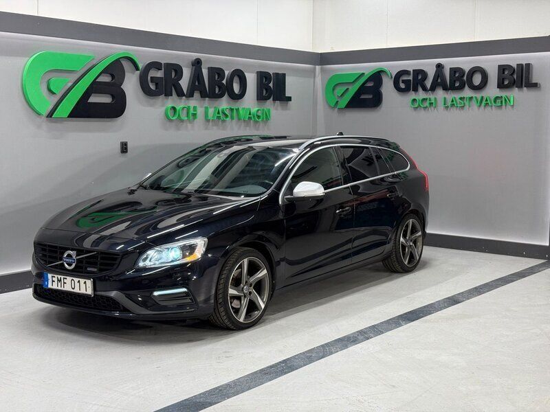 Svart Begagnad 2015 Volvo V60 R-Design Momentum Kombi | 159 900 kr (Dyr) - Bild 1/4