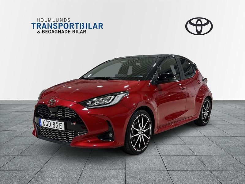 Röd Begagnad 2024 Toyota Yaris Hybrid Sport Halvkombi | 319 900 kr (Dyr) - Bild 1/3
