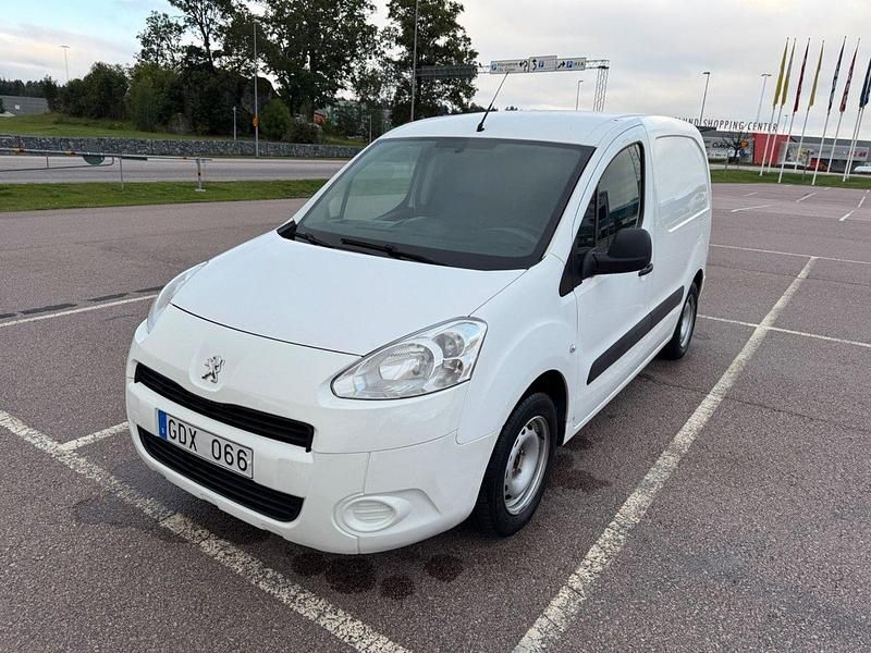 Vit Begagnad 2013 Peugeot Partner Minibuss | 59 900 kr (Marknadspris) - Bild 1/4