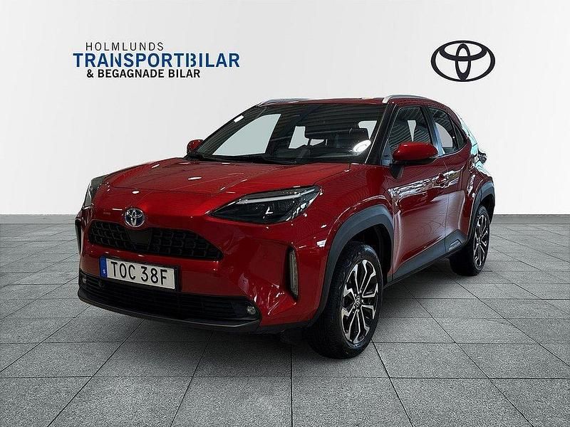 Röd Begagnad 2022 Toyota Yaris Cross Active SUV | 276 900 kr (Lite dyr) - Bild 1/4