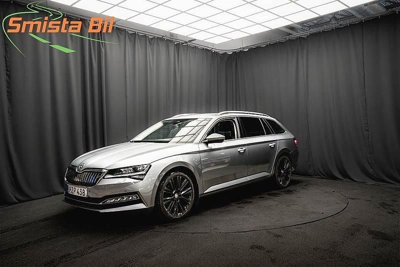Grå Begagnad 2020 Skoda Superb Style Kombi | 219 700 kr (Marknadspris) - Bild 1/3