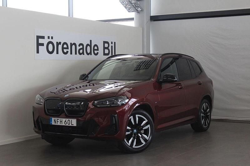 Röd Begagnad 2024 BMW iX3 M Sport SUV | 599 000 kr (Superpris) - Bild 1/4