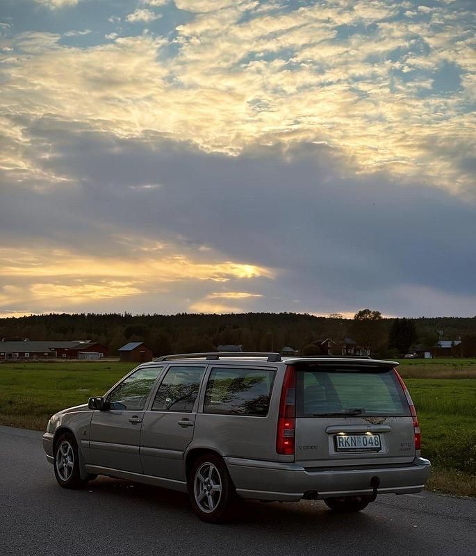 Grå Begagnad 2000 Volvo V70 Standard Kombi | 18 000 kr (Marknadspris) - Bild 1/3