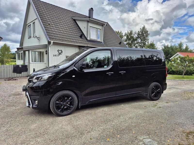 Svart Begagnad 2018 Toyota Proace Verso Kombi | 245 000 kr (Marknadspris) - Bild 1/4