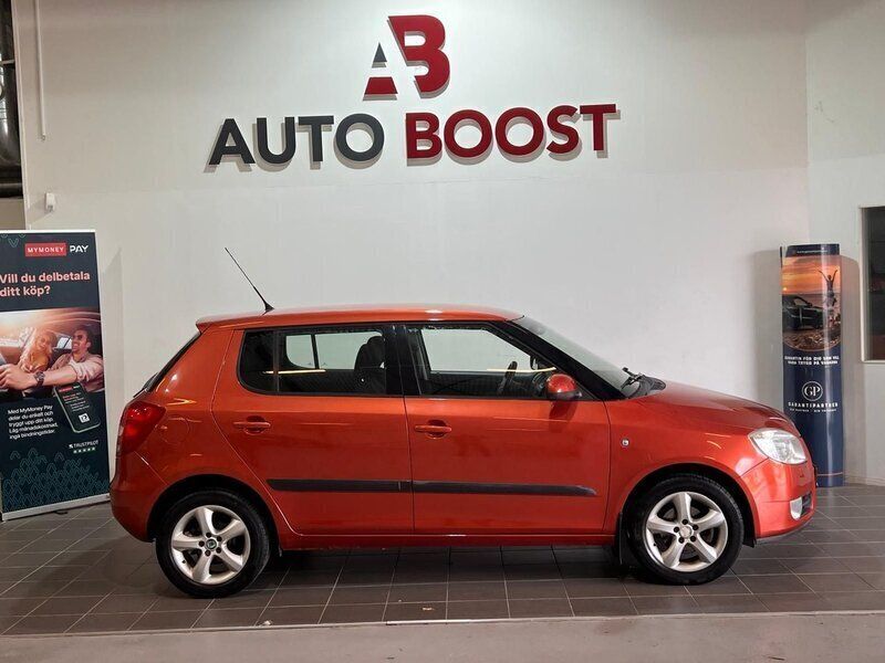 Orange Begagnad 2008 Skoda Fabia Halvkombi | 45 999 kr (Marknadspris) - Bild 1/4