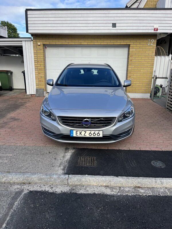 Silver Begagnad 2015 Volvo V60 Momentum Kombi | 99 500 kr (Bra pris) - Bild 1/4