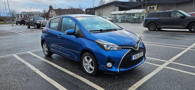 Blåmetallic Begagnad 2016 Toyota Yaris Halvkombi | 107 000 kr (Bra pris) - Bild 1/4