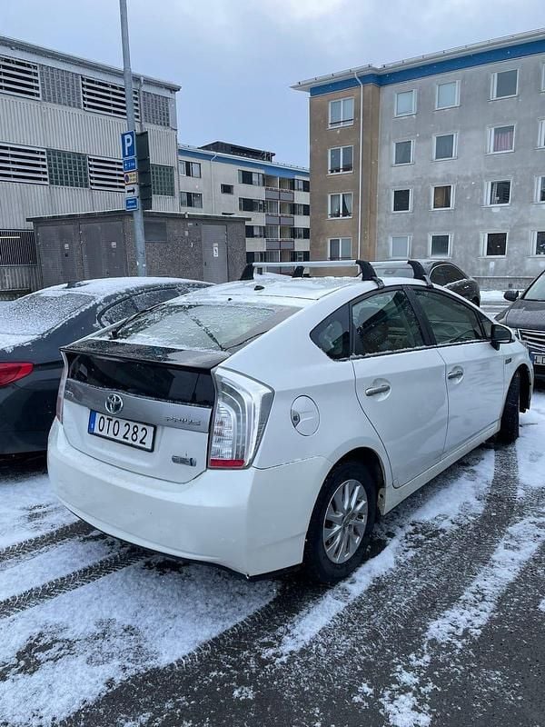 Begagnad Toyota Prius Plug-in Hybrid 136 HK (100 kW) 2014 Vit metallic Halvkombi